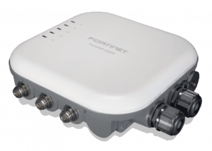 FortiAP-432F: FortiAP inalámbrico para exteriores - Tri radio (1 radio 802.11b/g/n/ax 4x4, 1 radio 802.11a/n/ac/ax 4x4 y 1 radio 802.11 a/b/g/n/ac Wave 2, 2x2), 1 100/1000/2500 Base-T RJ45, 1x 10/100/1000 Base-T RJ45, BT/BLE + Zigbee, 1x USB tipo A, 1x Puerto serie RS-232 RJ45. Antenas omnidireccionales externas tipo N de doble banda, soporte de montaje integrado para antena, kit de montaje de montaje en pared/poste e inyector PoE incluidos.