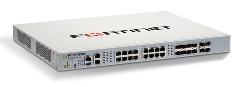 FortiGate-200G: 10 x GE RJ45 (incluido 1 x puerto MGMT, 1 x puerto HA, 8 x puertos de conmutador), 4 x ranuras GE SFP, 8 x 5GE RJ45, 8 x ranuras 10GE SFP+, NP7Lite y CP10 acelerados por hardware.