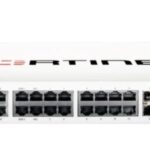 FortiGate-100F:  22 puertos GE RJ45, 4 puertos SFP, 2 FortiLinks 10G SFP+, redundancia de fuentes de alimentación duales.